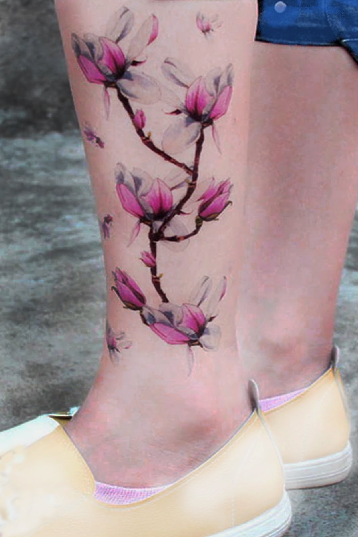 A gender -neutral leg displays the magnolia buds. Wear this tat vertically or horizontally around an arm or ankle. This artistic rendering has small buds that can be placed strategically and separated from the stem. 